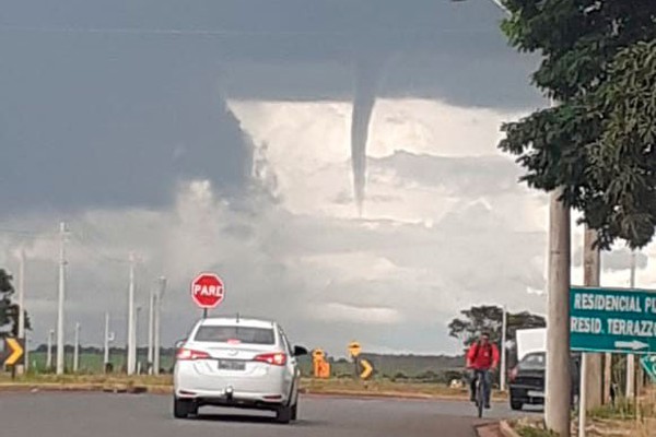Comerciante registra imagens impressionantes de formação de tornado no céu de Patos de Minas