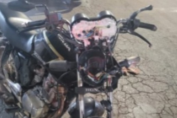 Após sofrerem acidente, motociclista e passageiro são abordados e acabam na delegacia