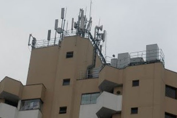 Entenda os riscos das antenas sobre prédios residenciais