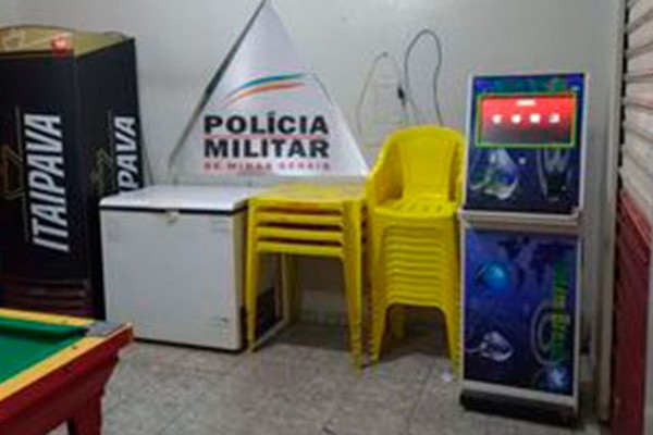 Polícia Militar prende dona de bar ao flagrar máquina caça níquel ligada em Patos de Minas