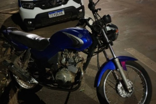 Motociclista sem habilitação e embriagado bate em carro estacionado e fica ferido em Patos de Minas