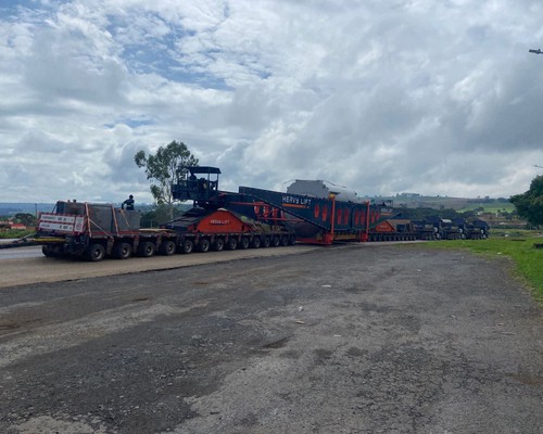 Comboio com carga de quase 400 toneladas e mais de 100 metros de comprimento passa por Patos de Minas