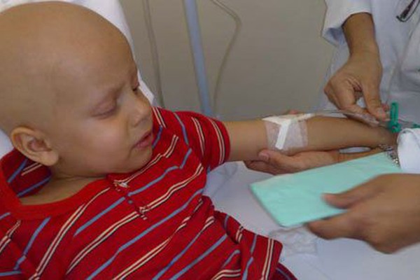 À espera de um doador, o pequeno Arthur continua enfrentando a Leucemia