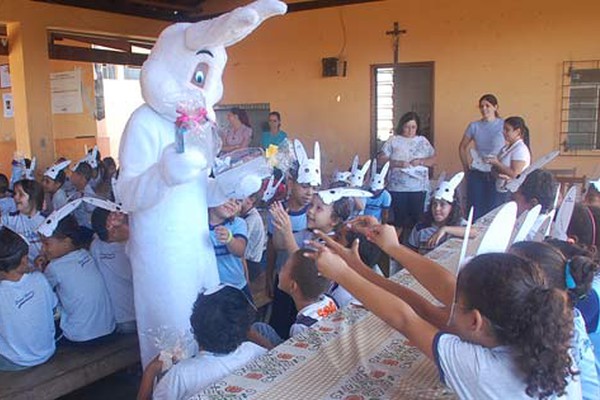 Empresa organiza Páscoa e leva amor a crianças de escola em área carente de Patos de Minas