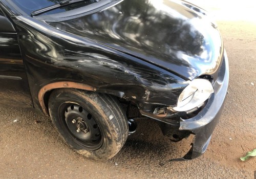 Condutor inabilitado e embriagado bate em caminhonete estacionada e é preso em Patos de Minas