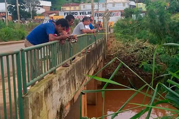 Patenses pescam no Córrego do Monjolo e cheia do Rio Paranaíba é também para diversão