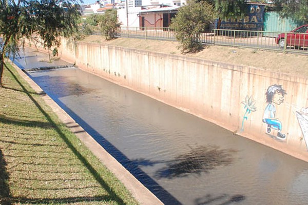Córrego do Monjolo exala forte mau cheiro e moradores pedem solução para o problema