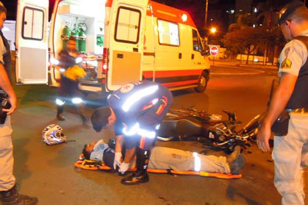Caminhão avança parada obrigatória na rua Doutor Marcolino e deixa motociclista ferido