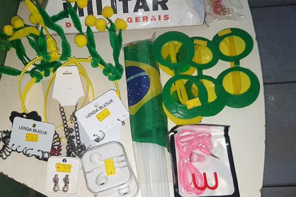 Mulher tenta levar bijuterias e artigos da Copa do Mundo na bolsa e vai parar na Delegacia