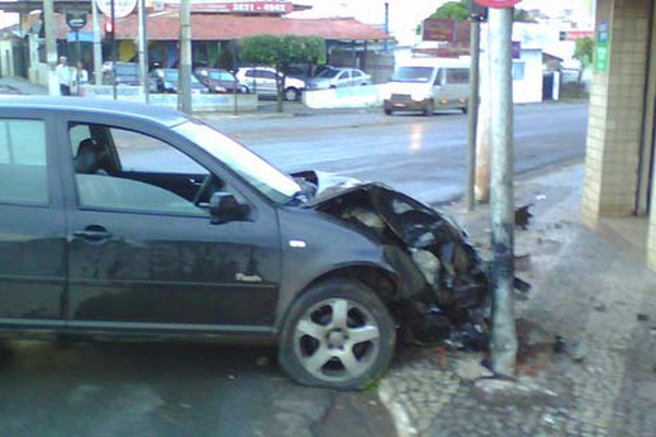 Motorista bate em semáforo na Praça Antônio Dias, foge, mas é identificado pelo Olho Vivo