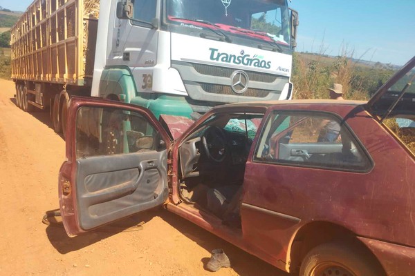 Acidente entre carreta carregada de milho e Gol em estrada rural de Patrocínio deixa feridos