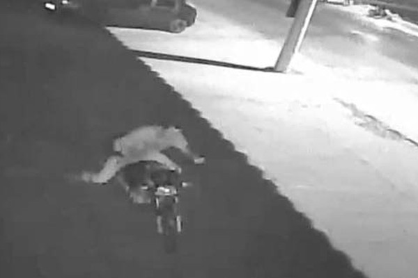 Vídeo mostra moto sendo furtada e proprietário pede ajuda para encontrar veículo