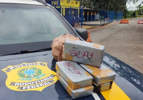 PRF prende passageira transportando tabletes de crack em ônibus na BR365, em Patos de Minas