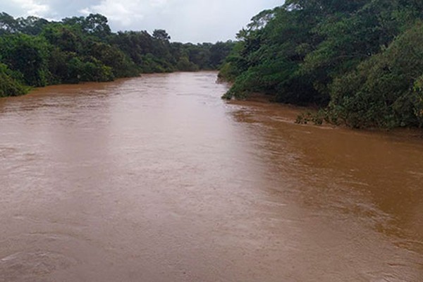 Nível do Rio Paranaíba continua subindo mesmo com redução das chuvas e preocupa