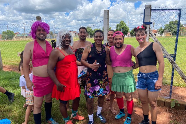 Com saias, vestidos e chuteiras, homens participam de futebol solidário e arrecadam alimentos em Patos de Minas
