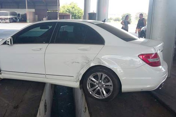 Mercedes vai parar dentro de posto de combustível em um dos poucos acidentes do Feriadão
