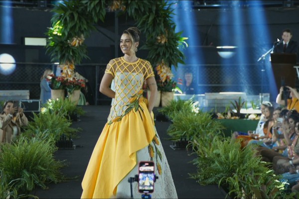 Maria Eduarda Evangelista também se apresenta na passarela; veja ao vivo