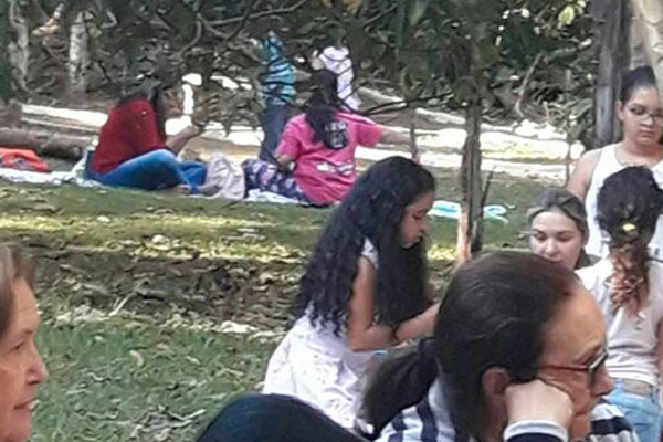 Famílias voltam a fazer piquenique no Mocambo, mas frequentadores reclamam de usuários de droga