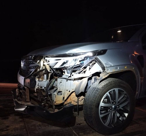 Motorista de picape inicia manobra pra sair do acostamento e atinge caminhonete na BR365
