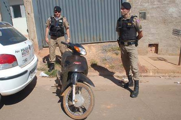 PM encontra moto furtada debaixo de lona e apreende menor de 14 anos