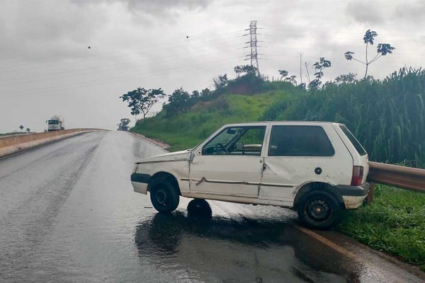 Motorista tomba veículo após mais uma aquaplanagem na BR-352 em Patos de Minas