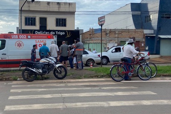 Motociclista precisa ser socorrido após ser atingido por picape na av. Paracatu, em Patos de Minas
