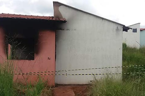 Homem assassinado a tiros em Patos de Minas tem a casa incendiada no Jardim Esperança