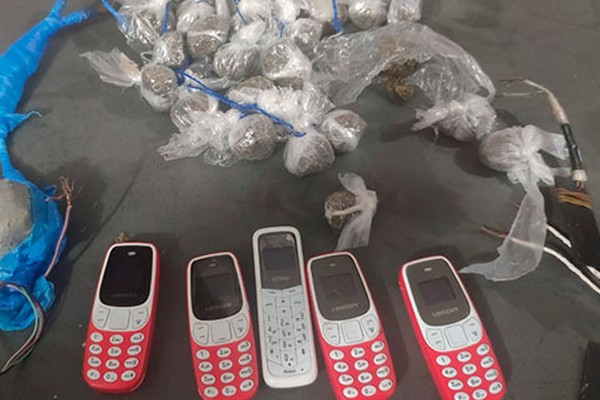 Policiais penais encontram 5 celulares e diversas buchas de maconha na Penitenciária de Carmo do Paranaíba