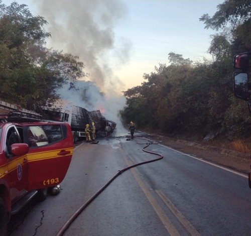 Batida entre carretas provoca incêndio, interdita a BR-251 e deixa um morto em Unaí