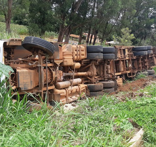 Caminhão bate na traseira de carreta que tombou na BR 365, após Pare/Siga