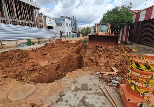 Comerciantes alegam prejuízos constantes e cobram agilidade da Copasa para concluir serviço