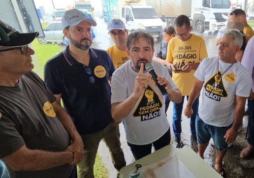 "Sem obras e  duplicação, pedágio não": manifestação em Patos de Minas é contra proposta de concessão de rodovias