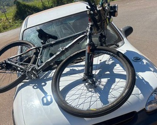 Bicicleta para em cima de carro e ciclista fica ferido em acidente na avenida Tomaz de Aquino