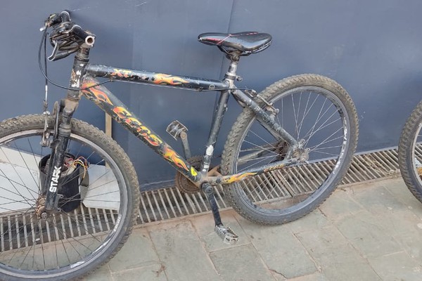 Criminoso aproveita distração de cliente de loja, furta bicicleta e acaba na delegacia em Patos de Minas