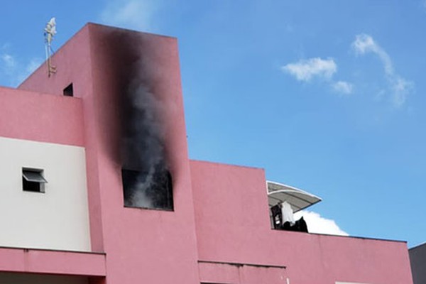 Incêndio em apartamento no bairro Laranjeiras mobiliza bombeiros e assusta moradores