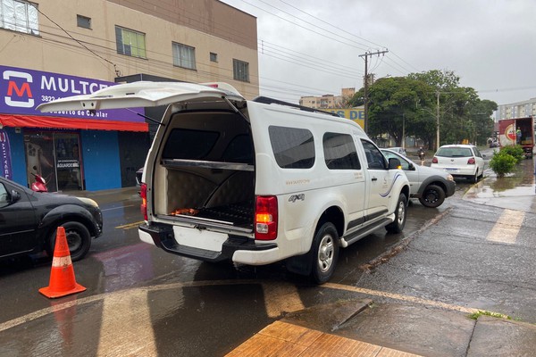 Homem é encontrado morto em Patos de Minas; perícia investiga possível overdose