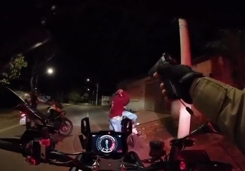 Após perseguição, polícia prende jovem e apreende adolescente com armas de fogo em Patos de Minas