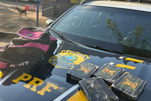 PRF prende passageira de ônibus com 4 barras de cocaína pura na BR 365