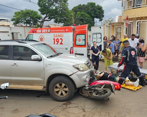 Moto vai parar debaixo de caminhonete conduzida por vereador em acidente em Patos de Minas