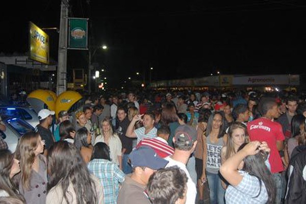 20 mil pessoas movimentam o Parque de Exposições na inauguração das Barracas