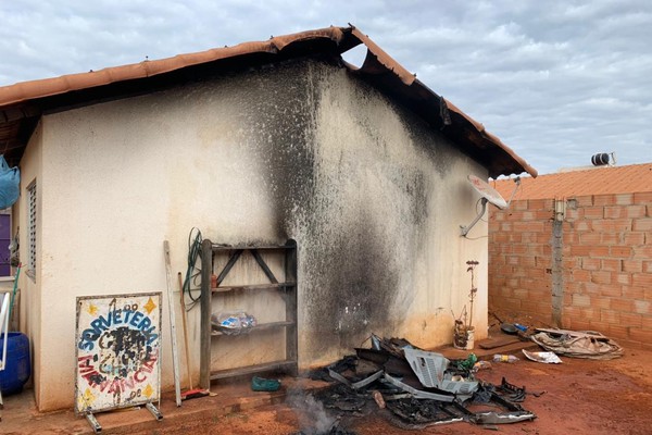 Morador por pouco não incendeia imóvel ao colocar fogo em lixo no quintal em Patos de Minas