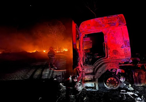 Carreta pega fogo e é destruída pelas chamas na BR 365, em Patos de Minas