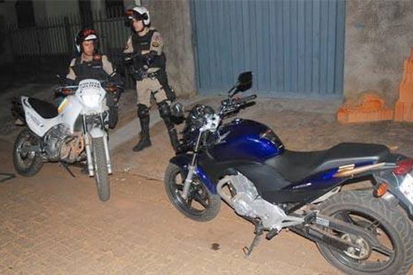 Jovem vai preso na Rua Artur Magalhães após empinar motocicleta