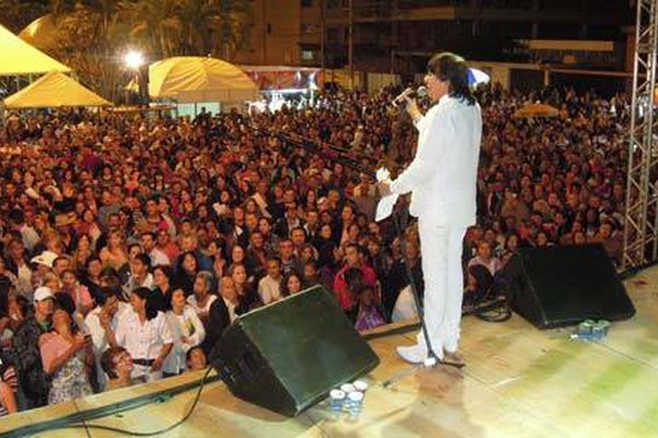 Noite sertaneja com Lucas Gabriel e Marciano atrai multidão para a Praça