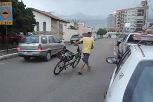 Ciclista embriagado põe em risco a própria vida no trânsito de Patos de Minas