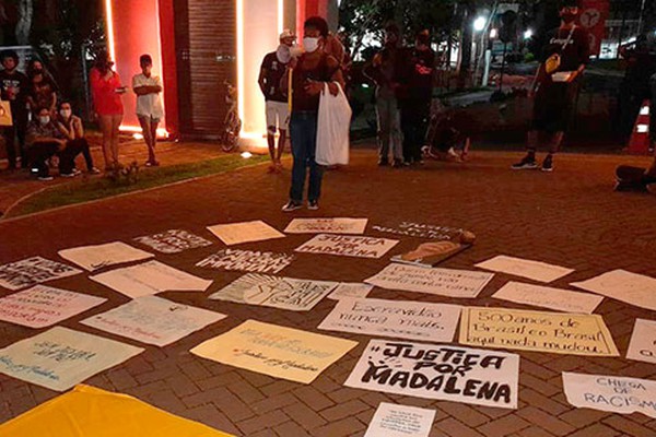 Manifestação em Patos de Minas cobra o fim do racismo e clama por Justiça para Madalena