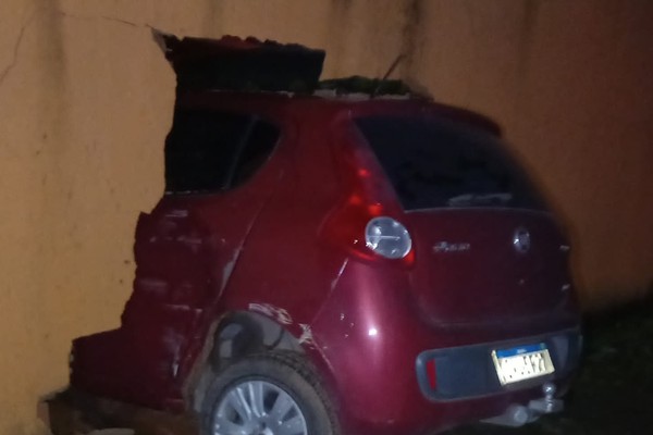 Para não bater em traseira de carreta, motorista desvia e acaba atingindo muro de residência em Patrocínio