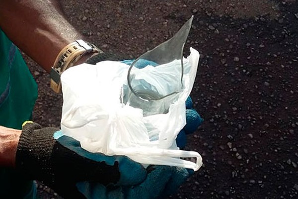 Gari se fere com caco de vidro em sacola de lixo e cobra a colaboração dos moradores