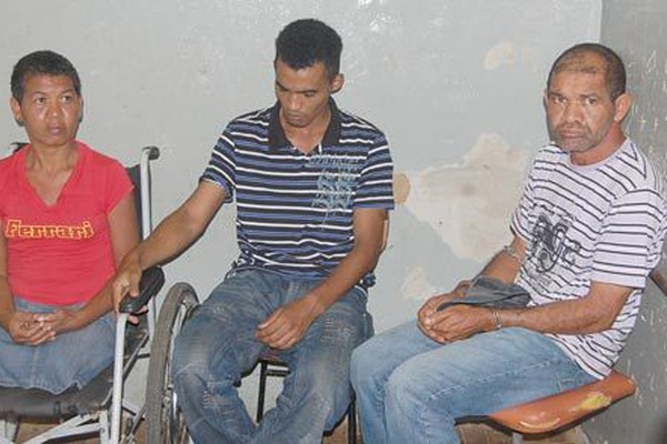 Cadeirante, filho e irmão são presos após furtarem várias lojas em Patos de Minas