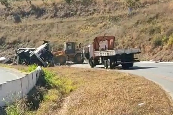 Caminhão perde o freio na Serra da Catiara na BR 146, capota e espalha carga de mangas na pista